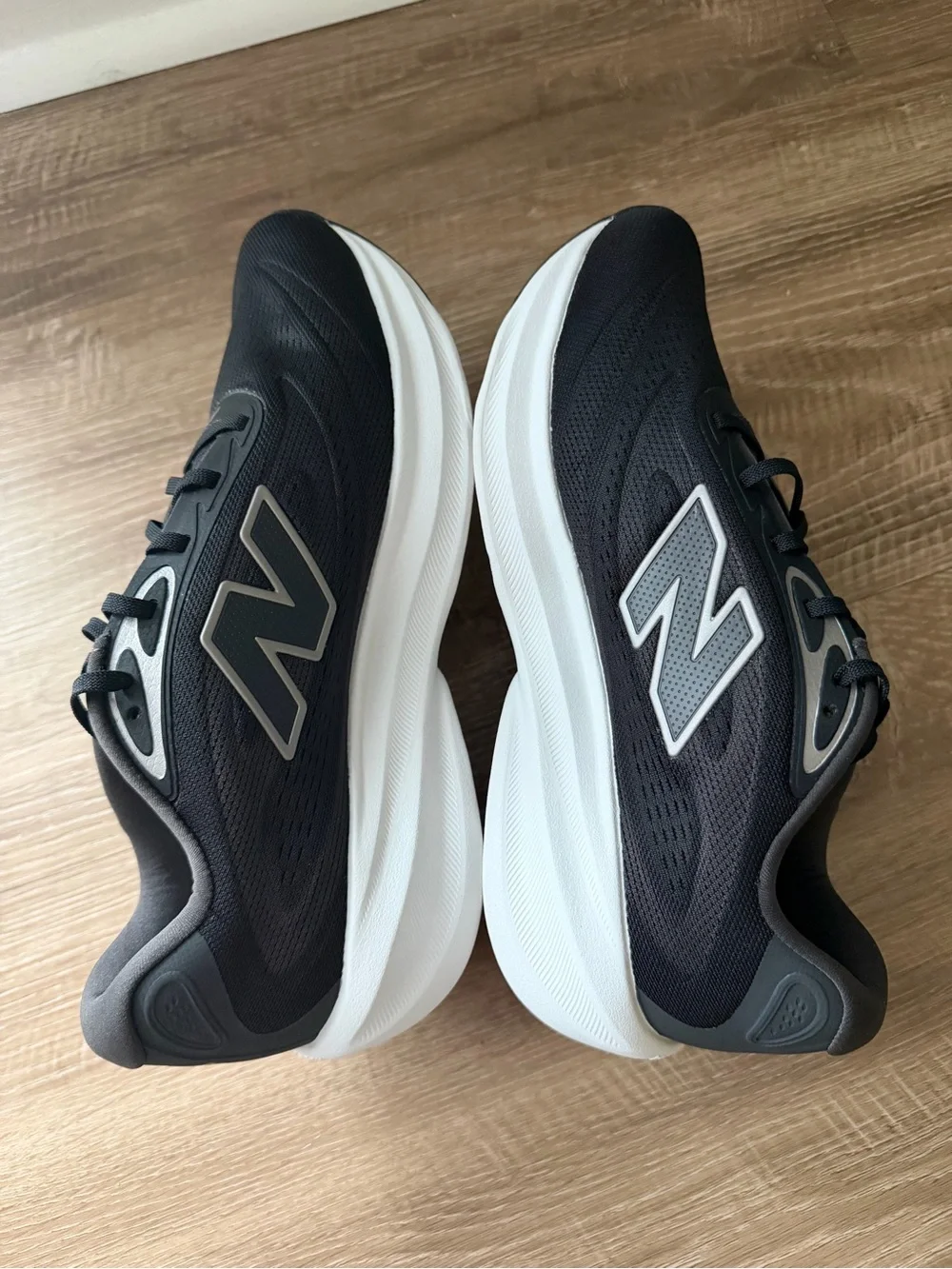 New Balance 680 v9 Men's Black and White Athletic Running Shoes